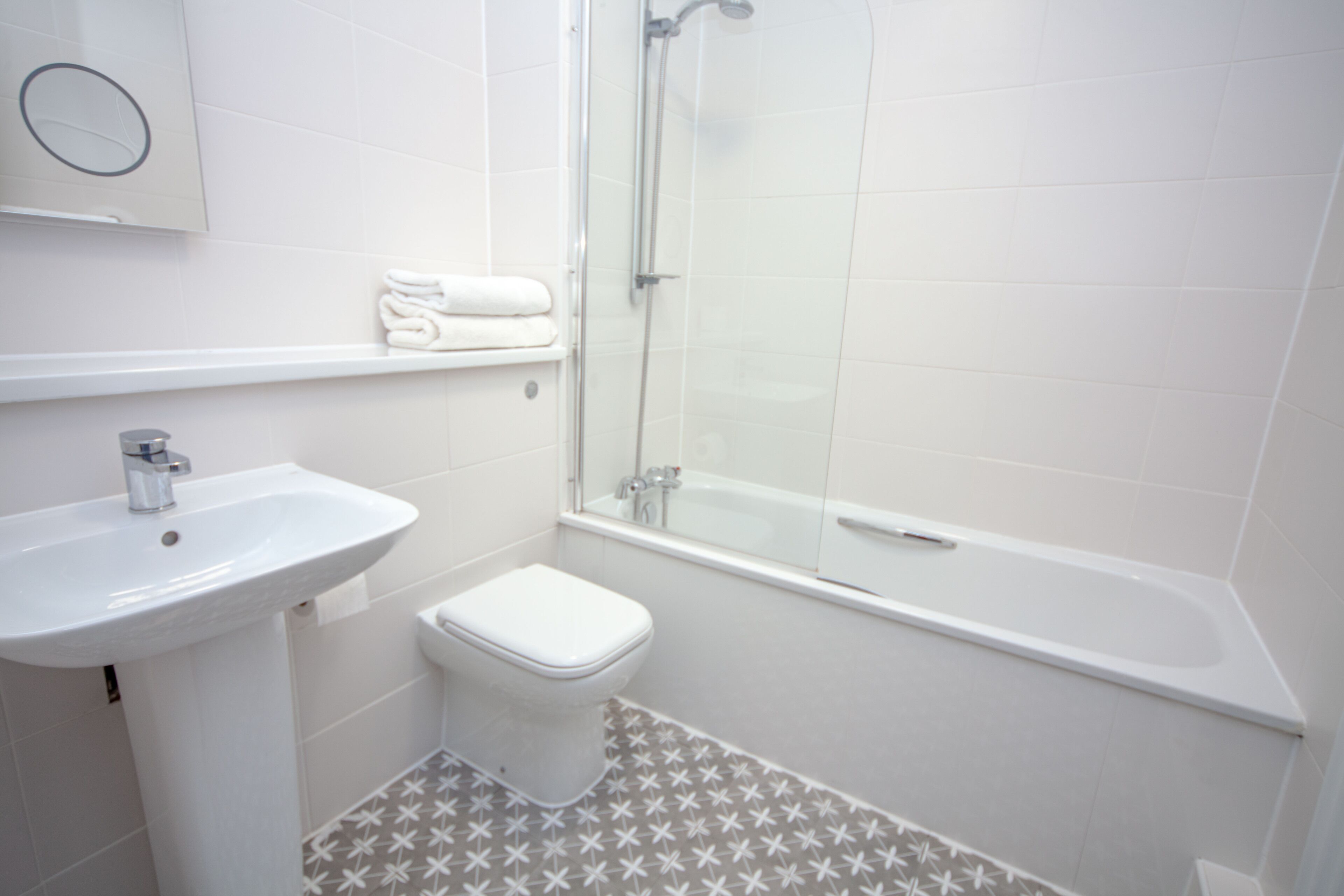 deluxe double room | bathroom | combined shower/bathtub, free toiletries, hair dryer, towels