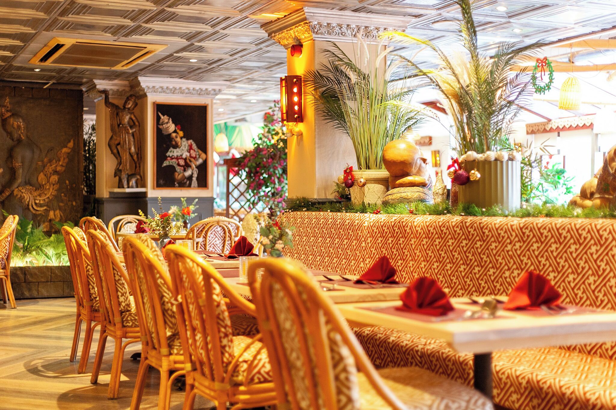 lunch and dinner served, thai cuisine