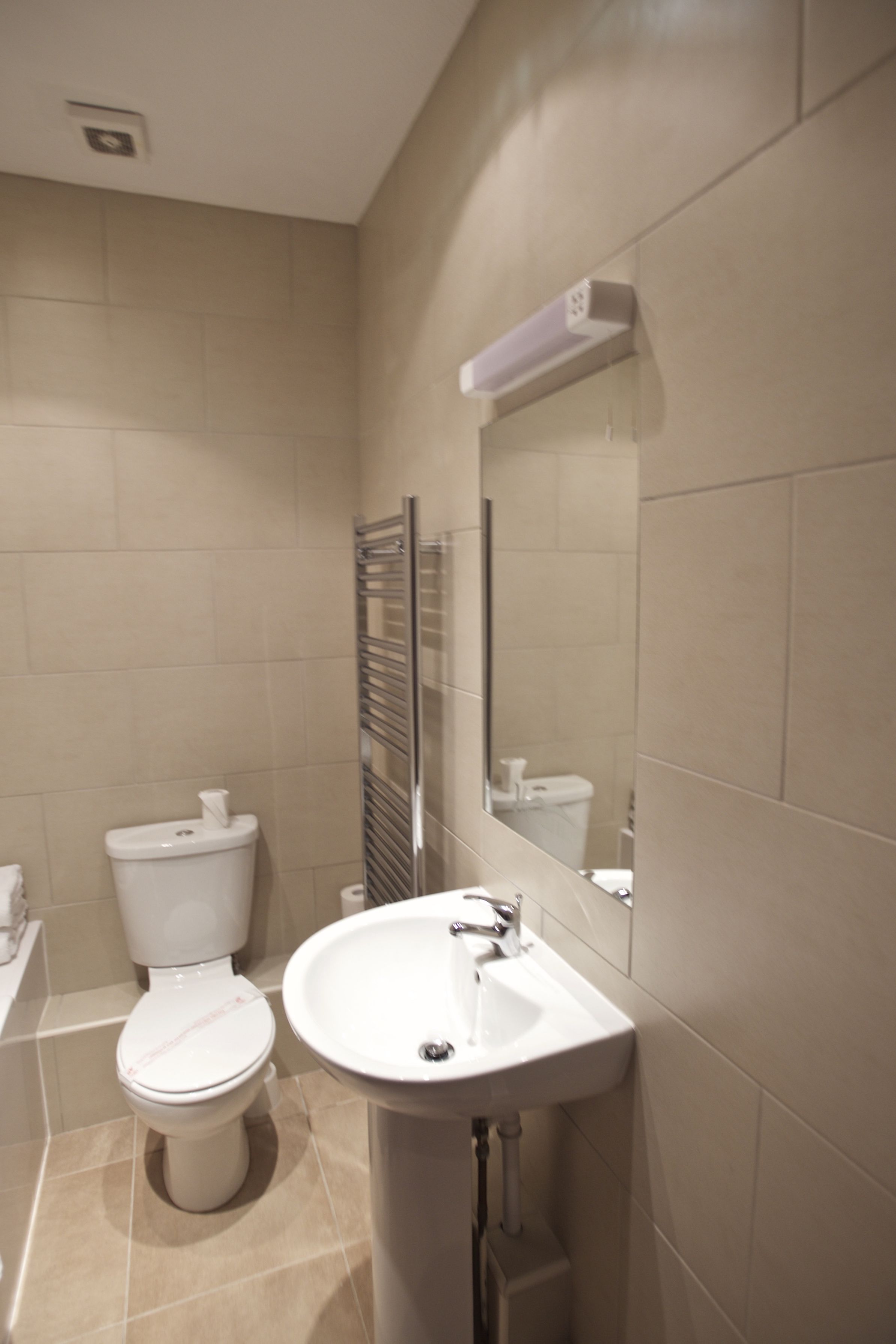 family room | bathroom | combined shower/bathtub, free toiletries, hair dryer, towels
