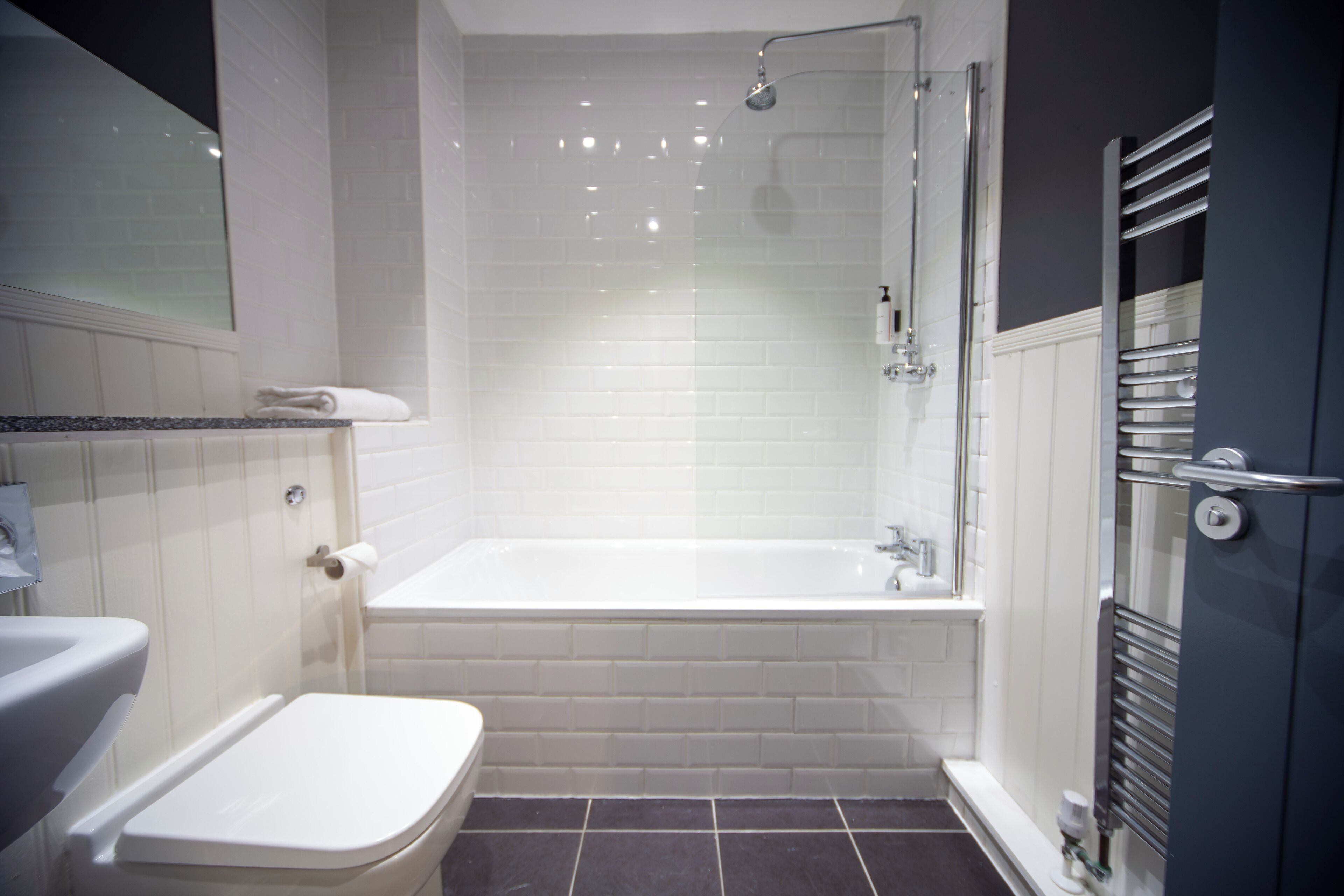 executive double room | bathroom | combined shower/bathtub, free toiletries, hair dryer, towels