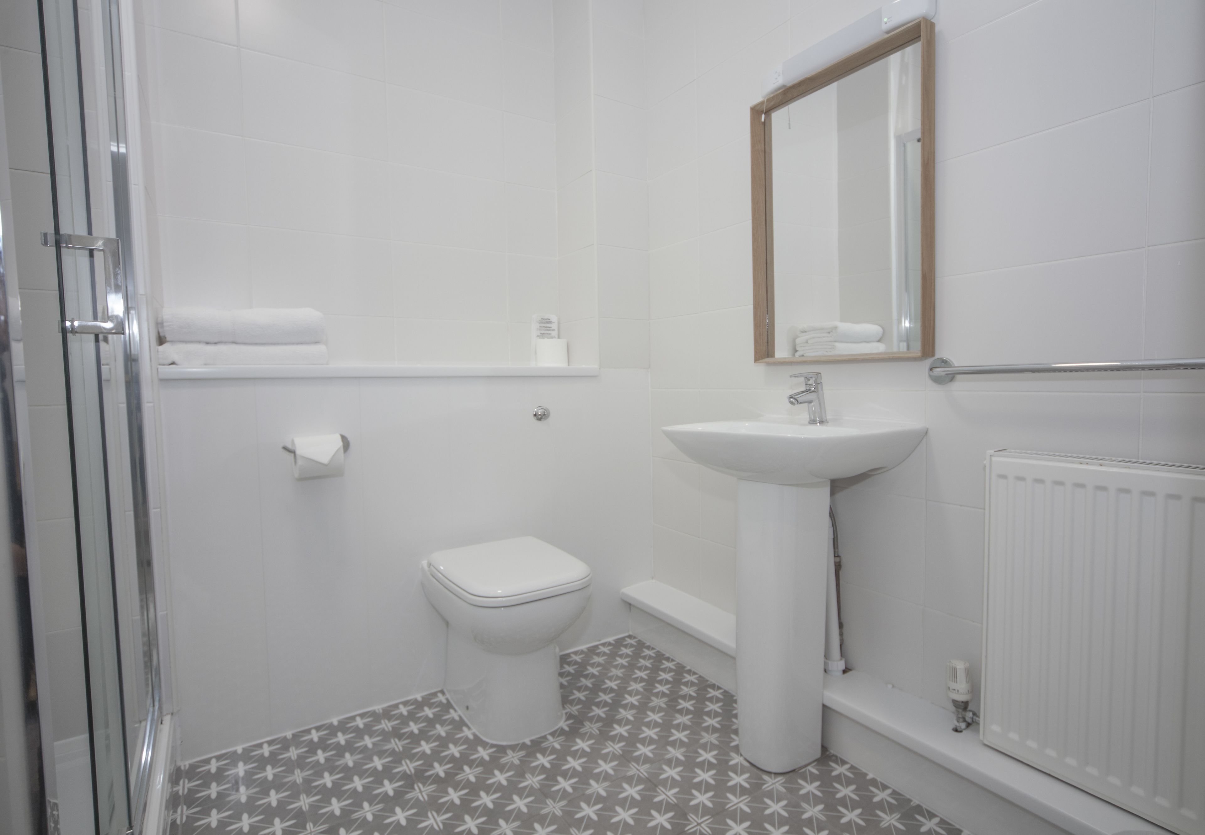 deluxe double room | bathroom | combined shower/bathtub, free toiletries, hair dryer, towels