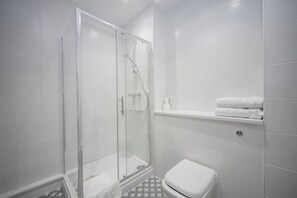 Ducha y bañera combinadas y artículos de higiene personal gratuitos