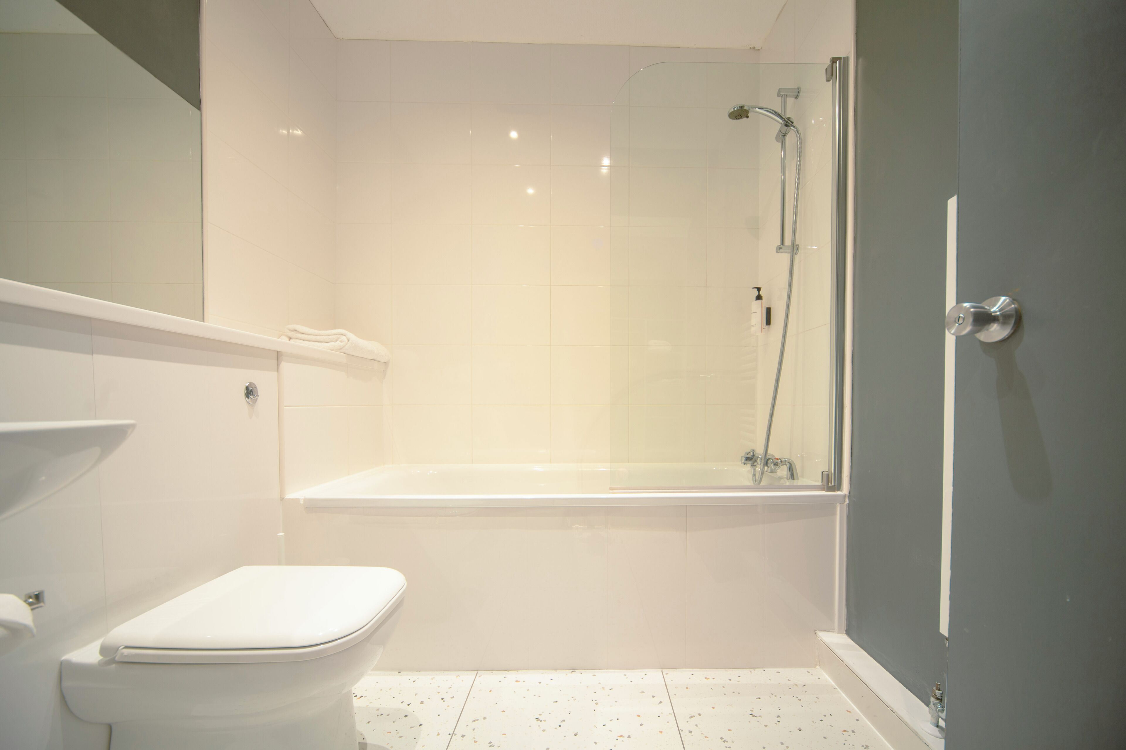 double room | bathroom | combined shower/bathtub, free toiletries, hair dryer, towels