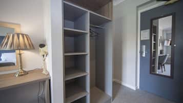 Escritorio, cortinas blackout y tabla de planchar con plancha