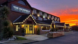 Un hotel con un cartel que dice 'The Highfield Hotel Bar Thai Restaurant'.