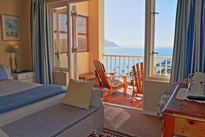 Premium bedding, in-room safe, individually decorated - Albatross Guest House (Cape Town)