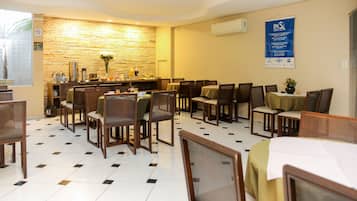 Café da manhã com buffet grátis todos os dias