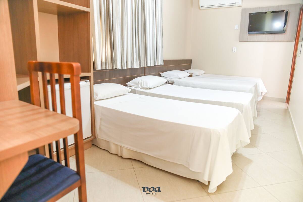 Standard Quadruple Room | Bar mini, meja, Wi-fi percuma, cadar katil 