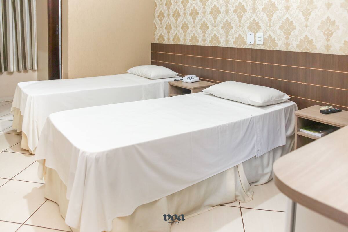 Standard Twin Room | Bar mini, meja, Wi-fi percuma, cadar katil 