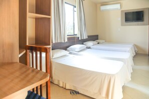 Standard Quadruple Room | Minibar, desk, free WiFi, bed sheets - Villa Canoas Hotel (Foz do Iguaçu)