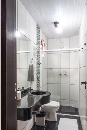 Ducha, artículos de higiene personal gratuitos y secador de pelo