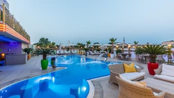 Sisäuima-allas, kauden mukainen ulkouima-allas