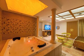 Premium bedding, Tempur-Pedic beds, minibar, in-room safe - Wyndham Istanbul Old City (Istanbul)