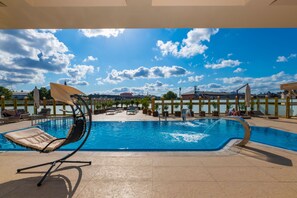 Indoor pool, seasonal outdoor pool - Wyndham Istanbul Old City (Istanbul)