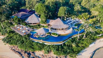 2 Außenpools, Sonnenschirme, Liegestühle