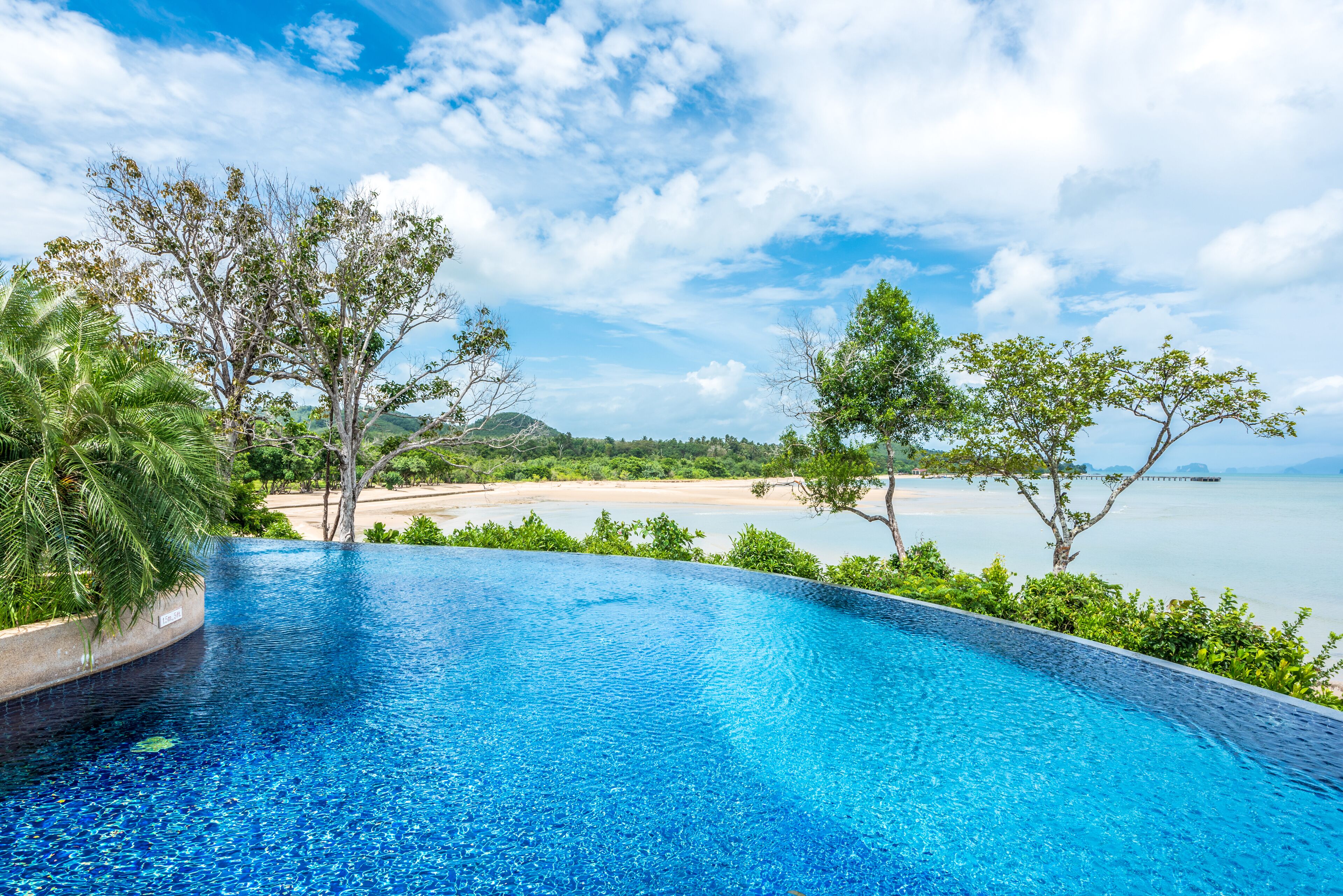 2 buitenzwembaden, parasols bij het zwembad en ligstoelen