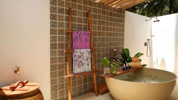 One Bedroom Seaview Pool Villa | Baño | Regadera, regadera tipo lluvia, amenidades de baño gratuitas