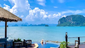 2 piscines extérieures, parasols de plage, chaises longues