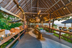 3 restaurants, breakfast served