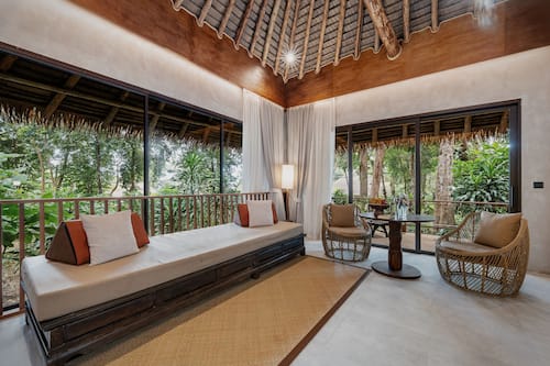 One Bedroom with Bathtub Villa | Área de sala de estar | Televisión LCD de 32 pulgadas con canales vía satélite y televisión