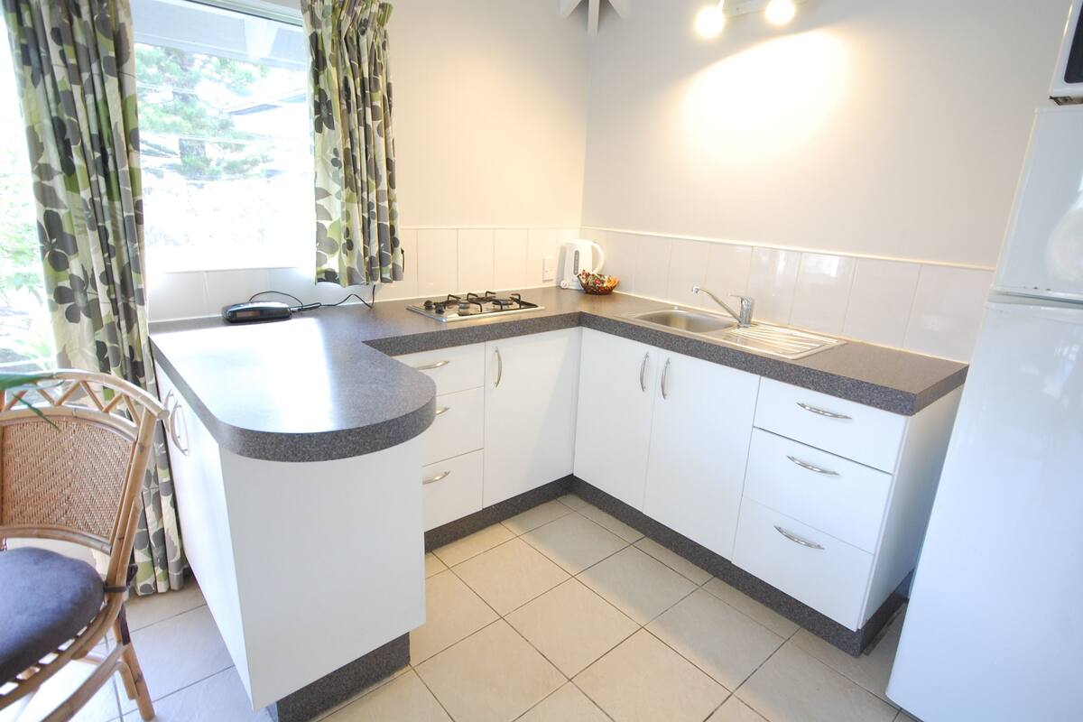 villa, 1 bedroom | private kitchen | microwave, stovetop, toaster, cookware/dishes/utensils