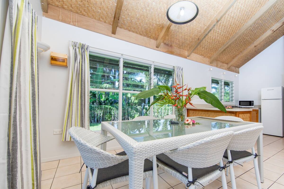 villa, 2 bedrooms | in-room dining