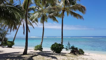 In Strandnähe, weißer Sandstrand, Schnorcheln, Kajakfahren