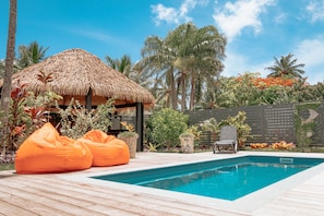 Piscine extérieure, chaises longues
