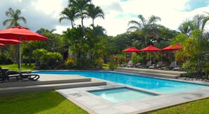 Una piscina al aire libre, tumbonas