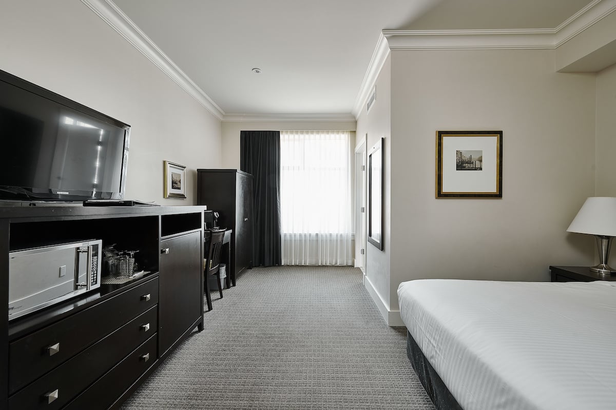 Superior Room, 1 Queen Bed | Living area | Flat-screen TV