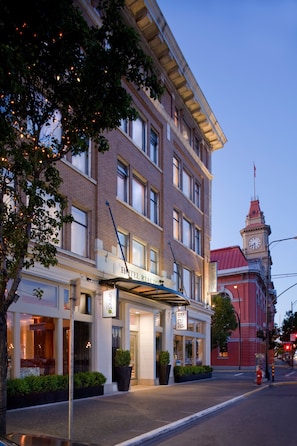 Fassade der Unterkunft – Abend/Nacht