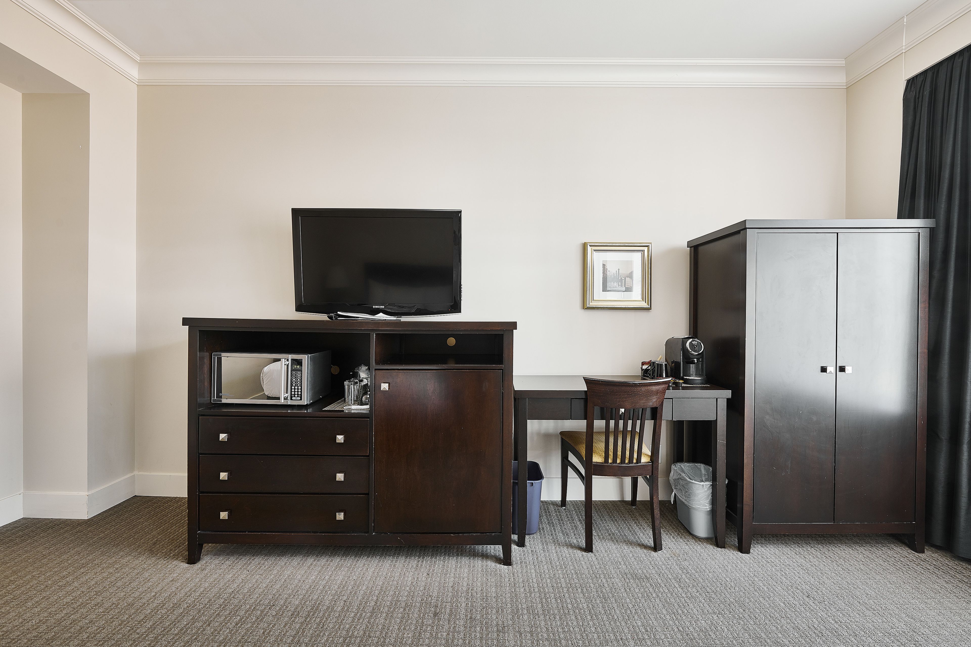 superior room, 1 queen bed | living area | flat-screen tv