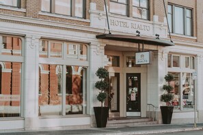 Front of property - Hotel Rialto (Victoria)