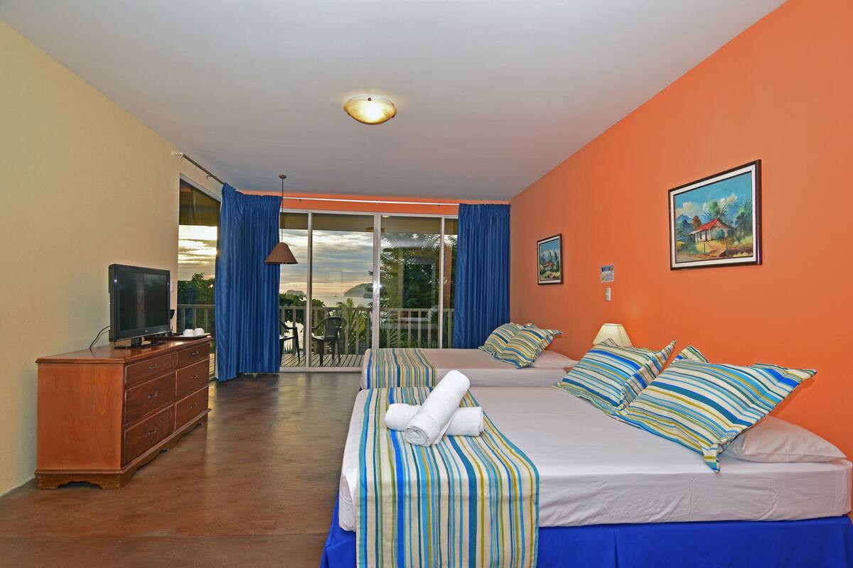 Bay Front 2 Queen beds Room