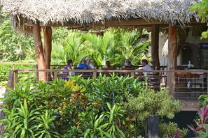 Tempat makan luar