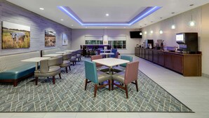 Un restaurant moderne avec des banquettes, des tables et un espace bar.
