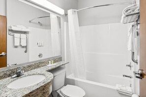 Zimmer, 2 Queen-Betten, Nichtraucher (Pet Friendly) | Badezimmer