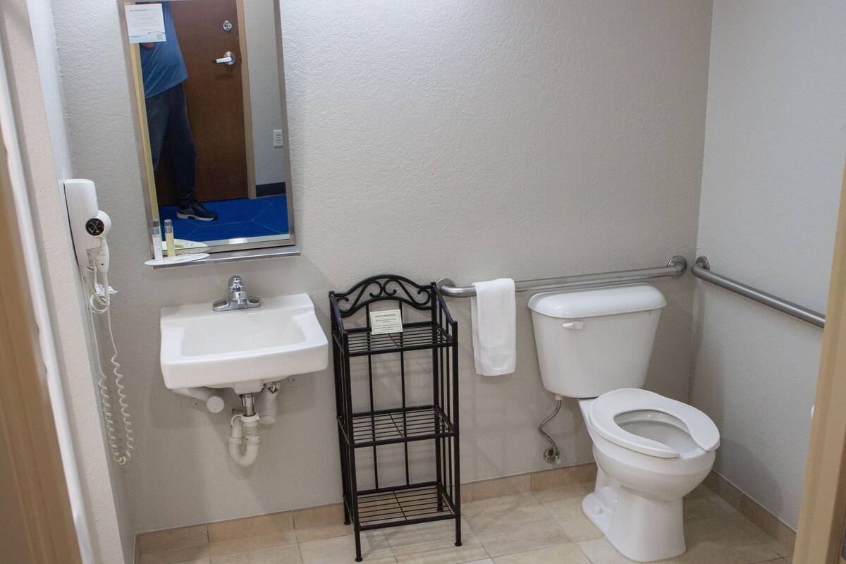 combined shower/bathtub, free toiletries, hair dryer, towels