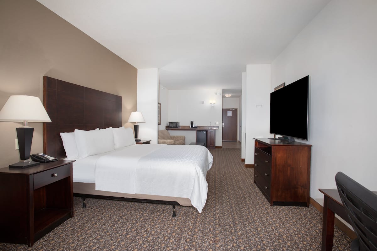 Suite, 1 Twin Bed, Accessible (Mobility) | Premium bedding, in-room safe, soundproofing, iron/ironing board