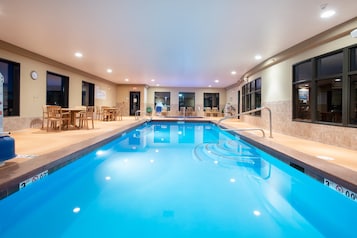 Piscine couverte, chaises longues