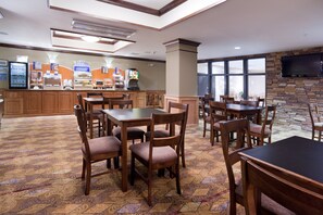 Free daily buffet breakfast  - Holiday Inn Express Hotel & Suites Lander by IHG (Lander)