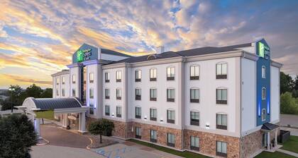 Holiday Inn Express & Suites Denton North by IHG