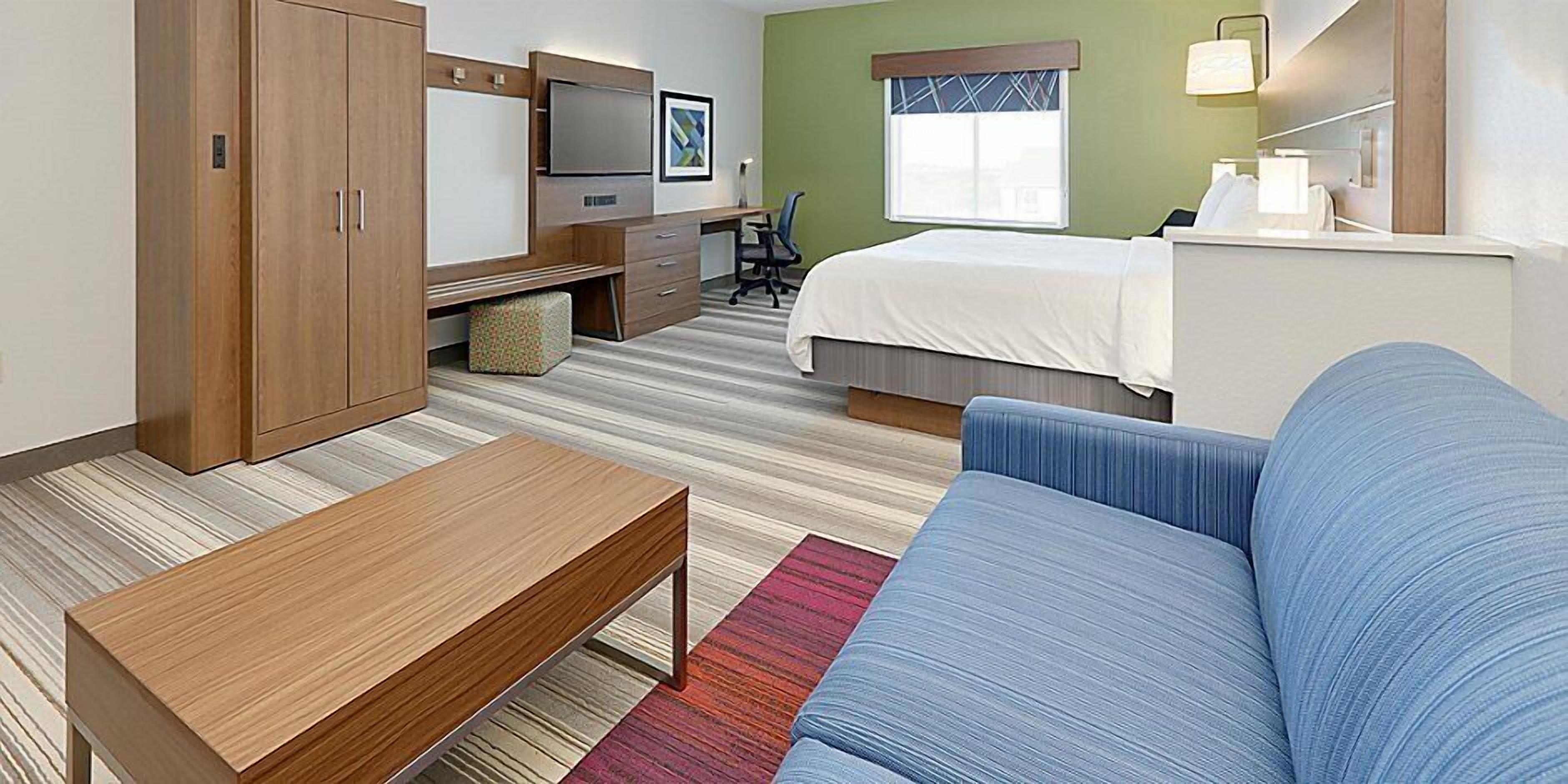 suite, 2 queen beds | living area | 32-inch lcd tv with cable channels, tv