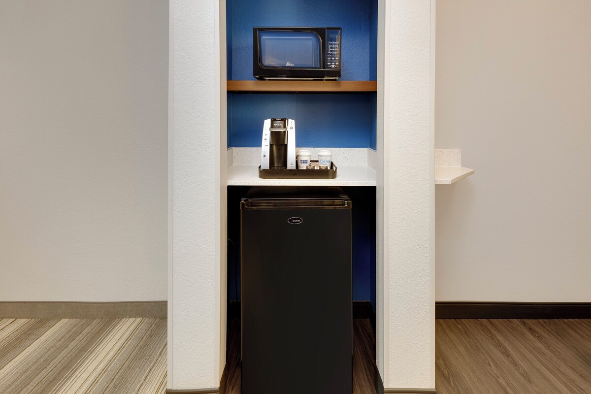 In-room safe, desk, iron/ironing board, WiFi (free)
