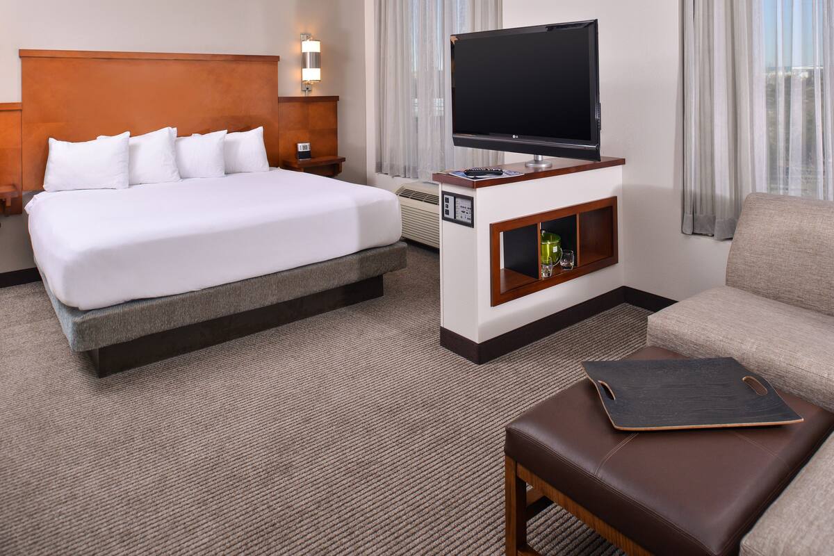 Kamar, 1 Tempat Tidur King (High Floor) | Meja kerja, ruang kerja ramah laptop, dan tirai kedap cahaya