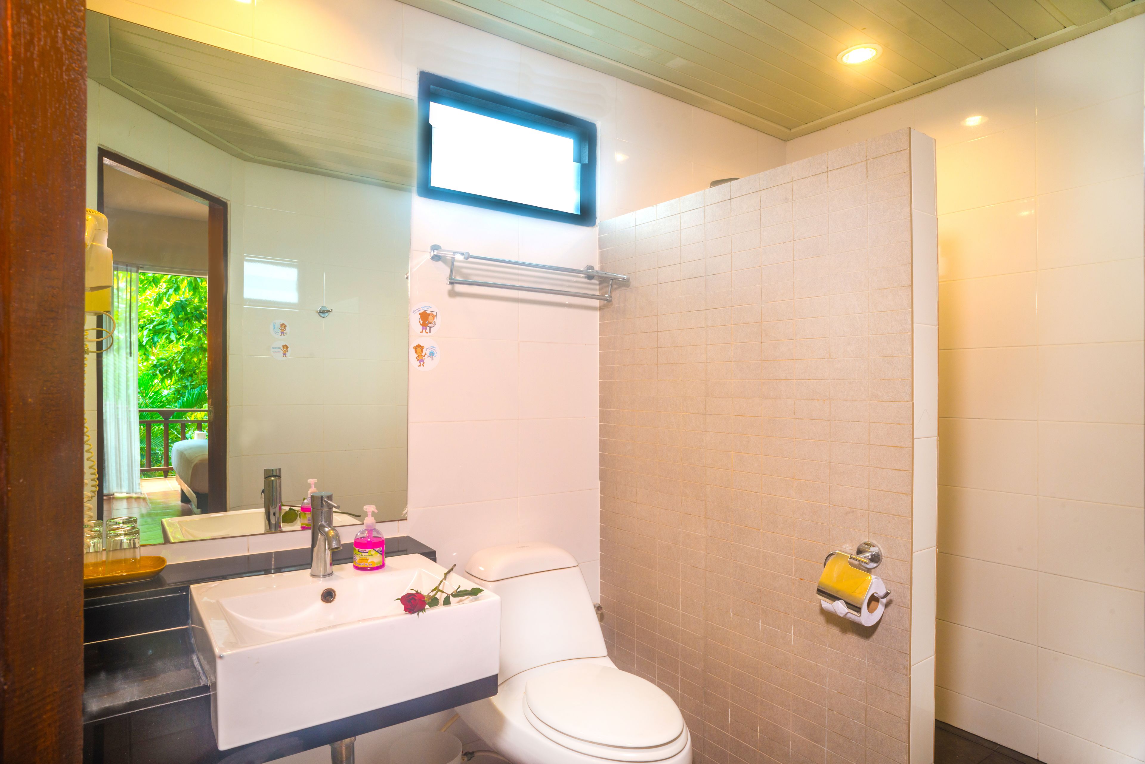 shower, free toiletries, hair dryer, bidet