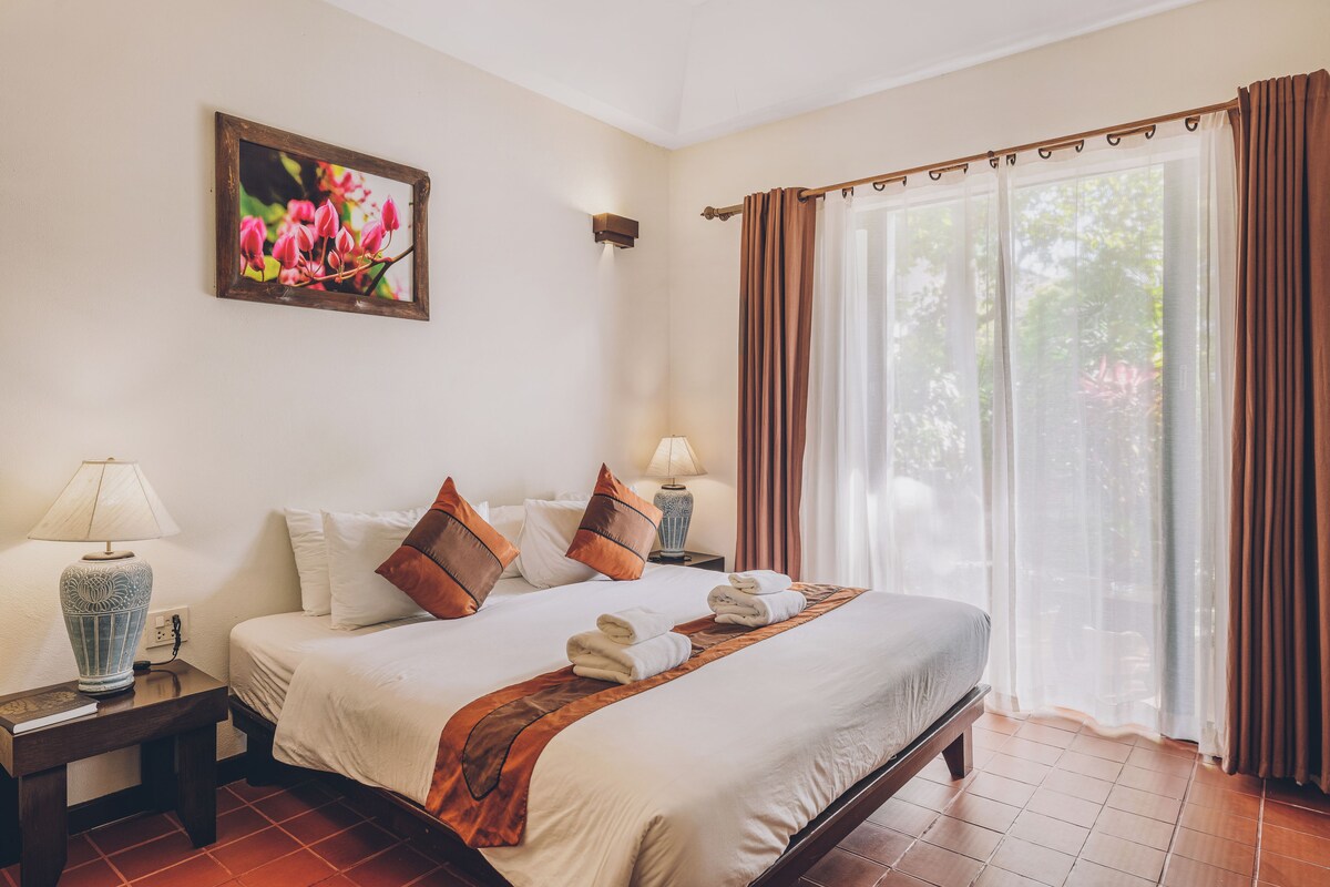 Standard Double or Twin Room | 1 bedroom, in-room safe, desk, blackout drapes