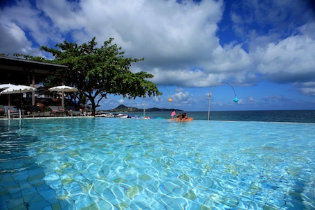 室外游泳池,池畔遮阳伞,日光浴躺椅