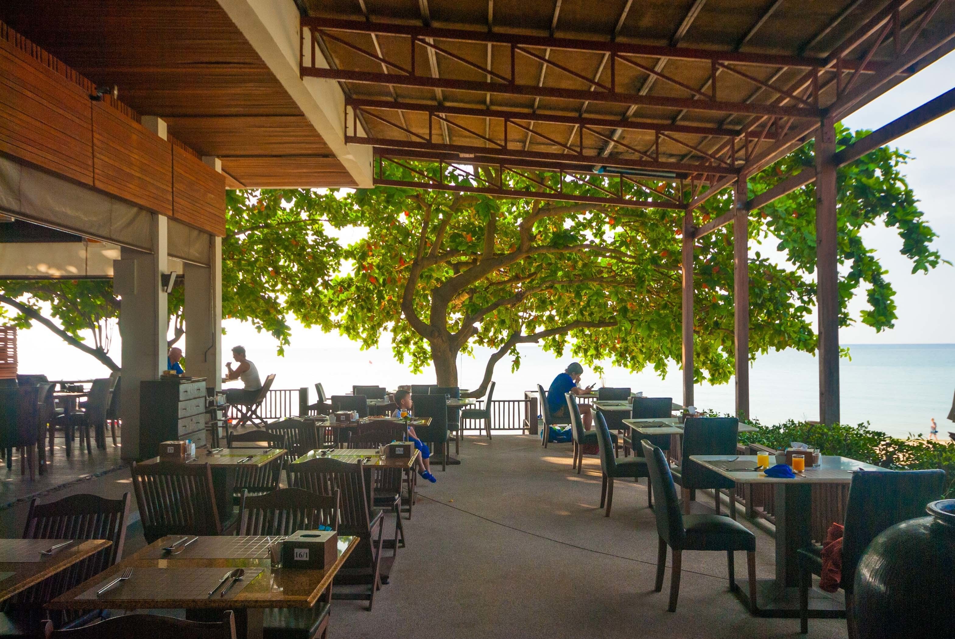 Breakfast and lunch served, beach views 