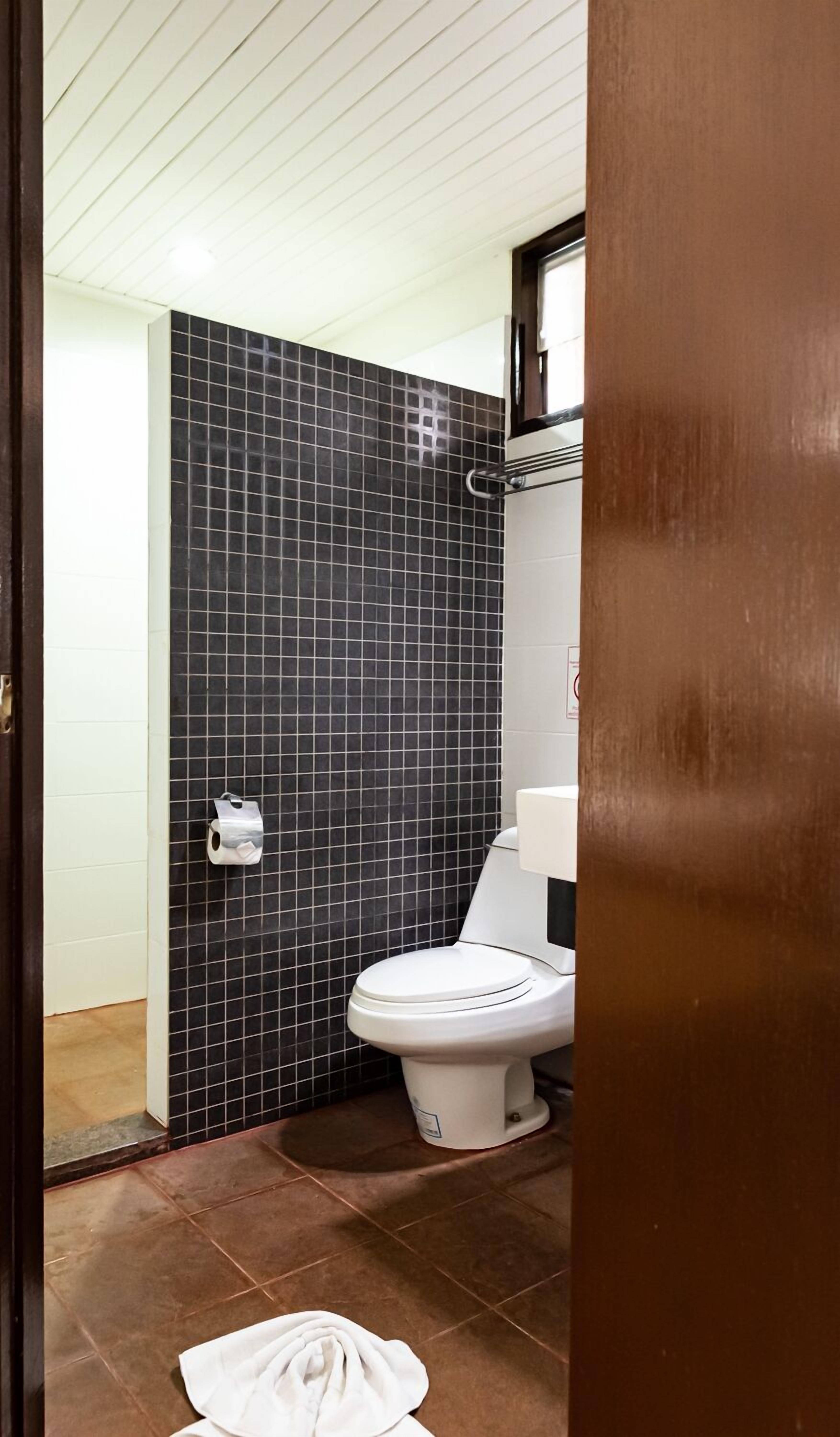standard double or twin room | bathroom | shower, free toiletries, hair dryer, bidet